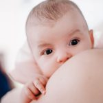 Ο θηλασμός προστατεύει τα νεογνά ακόμα κι από μητέρες θετικές στον κορωνοϊό 